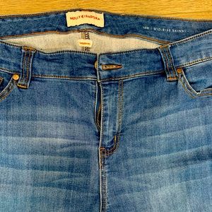 Super comfy midrise skinny jeans! More like jeggings because they are so comfy!